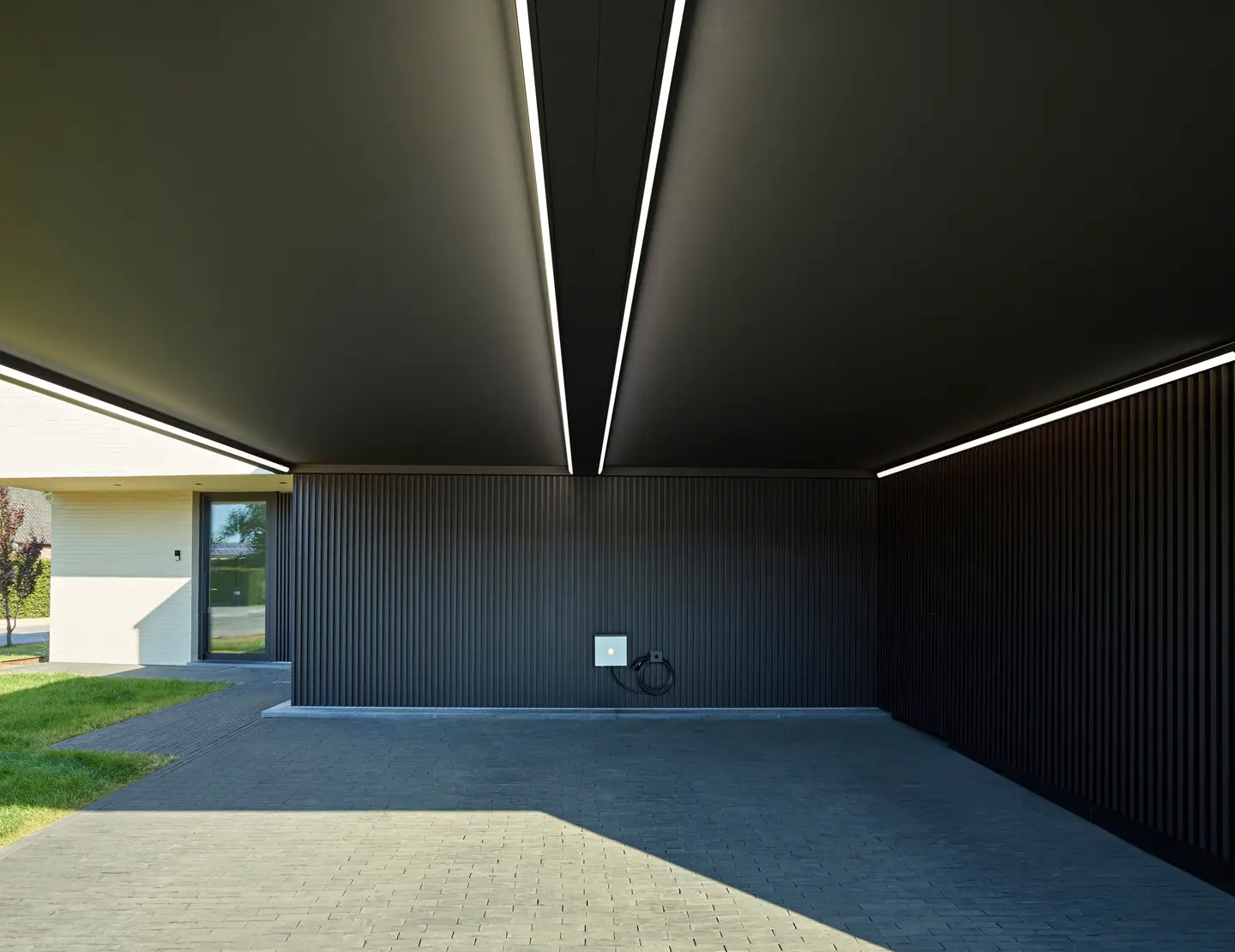 Renson aluminium carport protecting cars